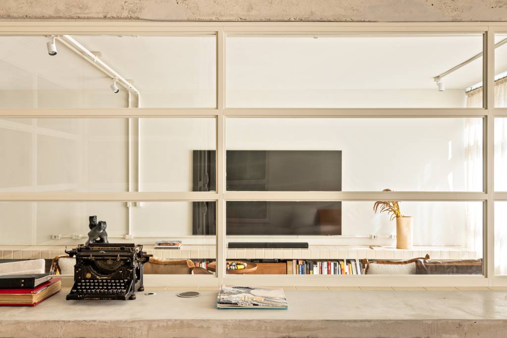 mescla-rustico-industrial-ape-167m-com-home-office-na-sala-memola-estudio-21 Home office claro com bancada e cadeira brancas