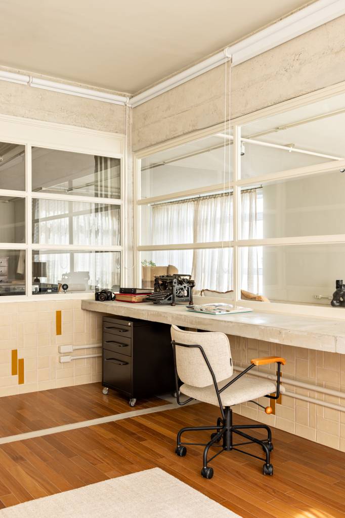 mescla-rustico-industrial-ape-167m-com-home-office-na-sala-memola-estudio-24 Home office claro com bancada e cadeira brancas