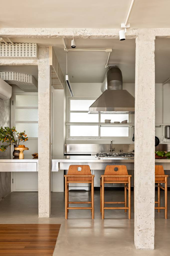 mescla-rustico-industrial-ape-167m-com-home-office-na-sala-memola-estudio-29 Cozinha integrada em estilo rústico e industrial com ilha, bancada e coifa.