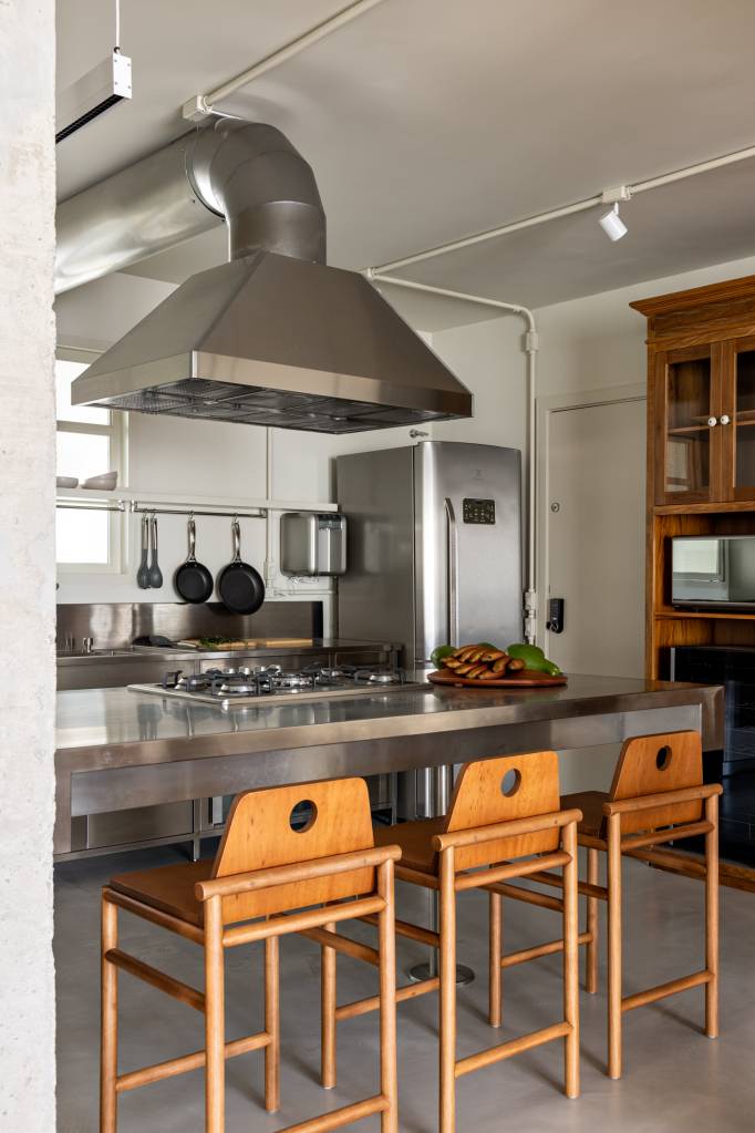 mescla-rustico-industrial-ape-167m-com-home-office-na-sala-memola-estudio-31 Cozinha integrada em estilo rústico e industrial com ilha, bancada e coifa.