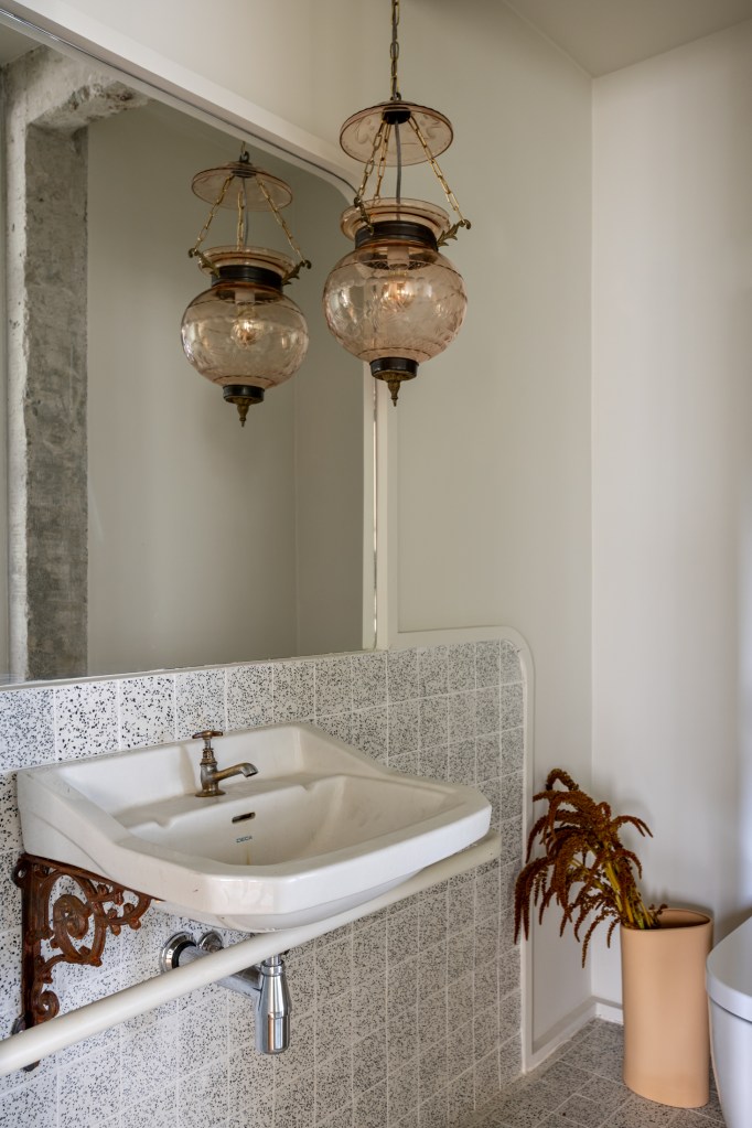 Banheiro com cuba vintage e parede de azulejos
