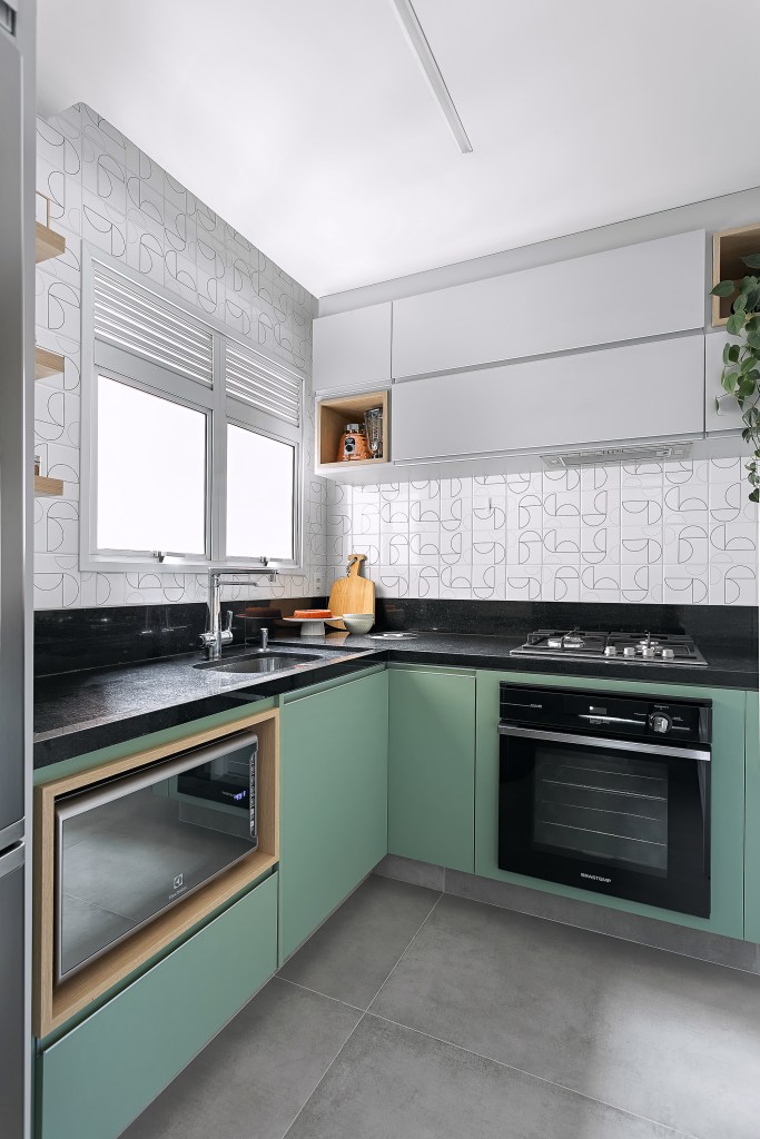 Móveis coloridos personalidade apê 72 m2 Adriana Diegues decoracao madeira apartamento cozinha armario pia verde