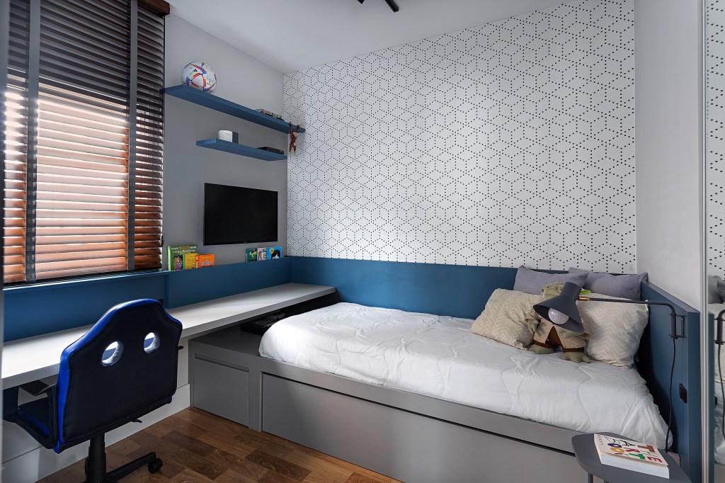Móveis coloridos personalidade apê 72 m2 Adriana Diegues decoracao madeira apartamento quarto adolescente armario marcenaria cama