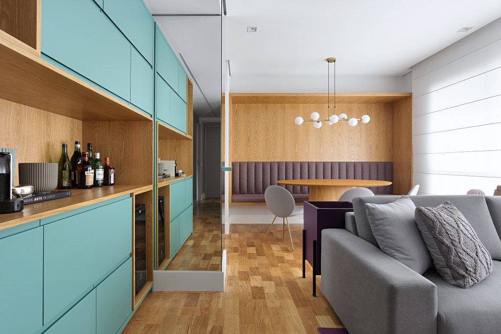 Móveis coloridos personalidade apê 72 m2 Adriana Diegues decoracao madeira apartamento sala jantar canto alemao marcenaria sofa espelho