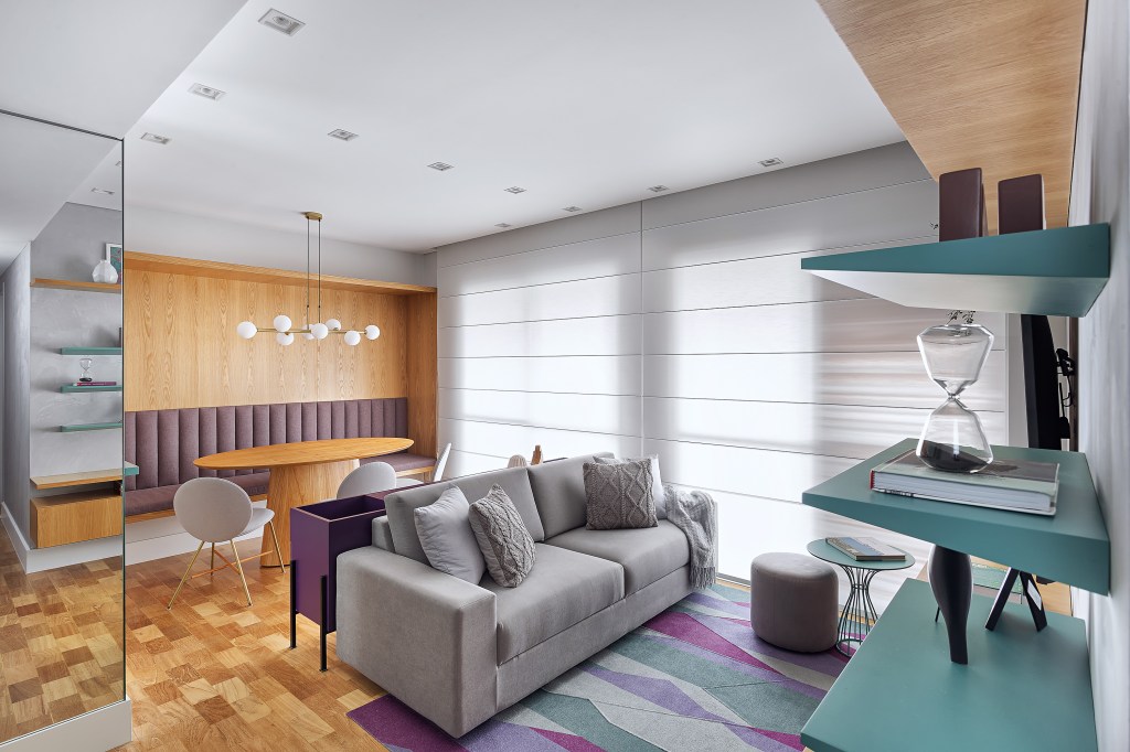 Móveis coloridos personalidade apê 72 m2 Adriana Diegues decoracao madeira apartamento sala jantar canto alemao marcenaria canto alemao tapete sofa