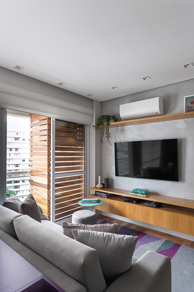 Móveis coloridos personalidade apê 72 m2 Adriana Diegues decoracao madeira apartamento sala estar tv verde roxo sofa tapete