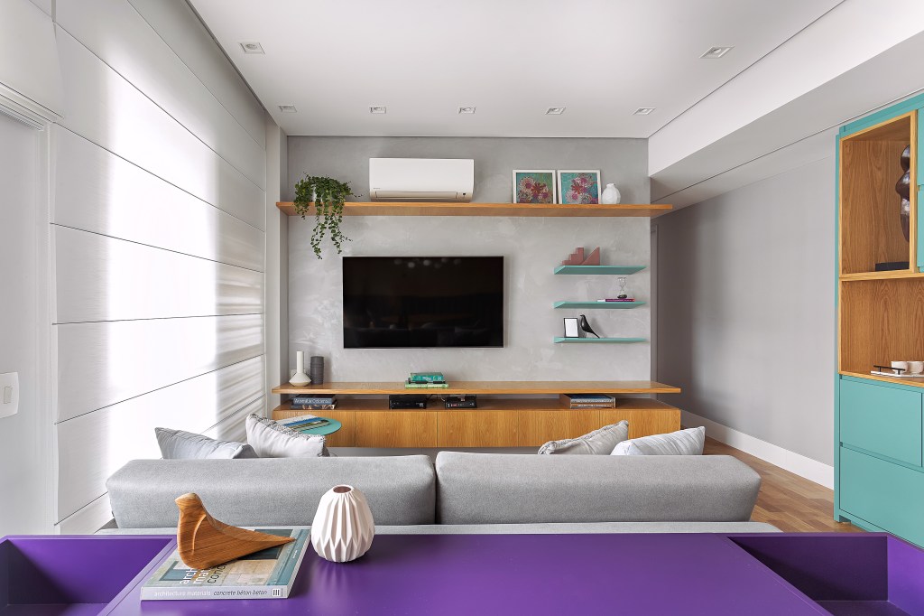 Móveis coloridos personalidade apê 72 m2 Adriana Diegues decoracao madeira apartamento sala tv tapete marcenaria sofa