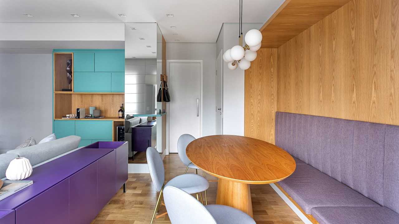 Móveis coloridos personalidade apê 72 m2 Adriana Diegues decoracao madeira apartamento sala tv tapete marcenaria sofa canto alemao cadeira