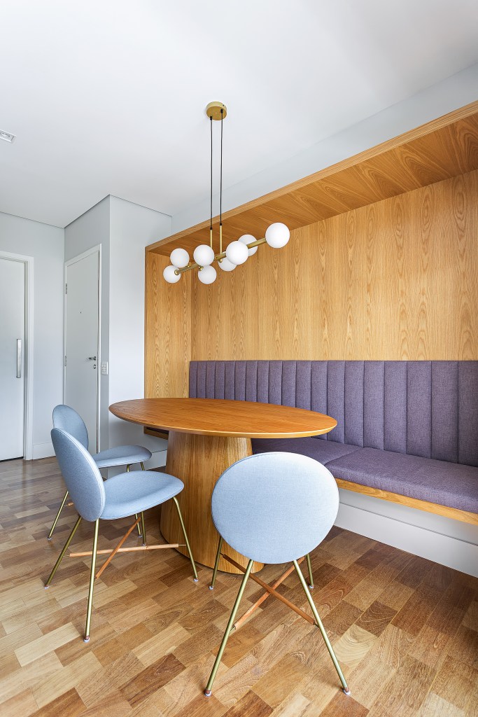 Móveis coloridos personalidade apê 72 m2 Adriana Diegues decoracao madeira apartamento sala jantar canto alemao marcenaria