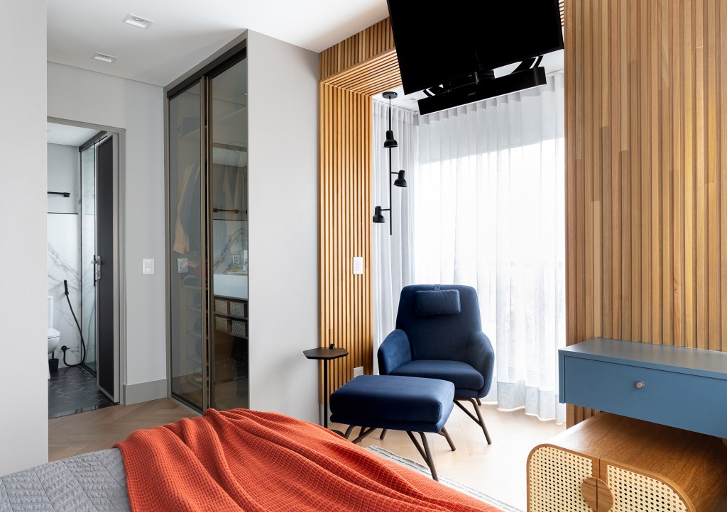 Pórticos madeira sala quarto apê 147 m2. Bruna Bittencourt decoracao apartamento quarto poltrona tv cama armario cortina