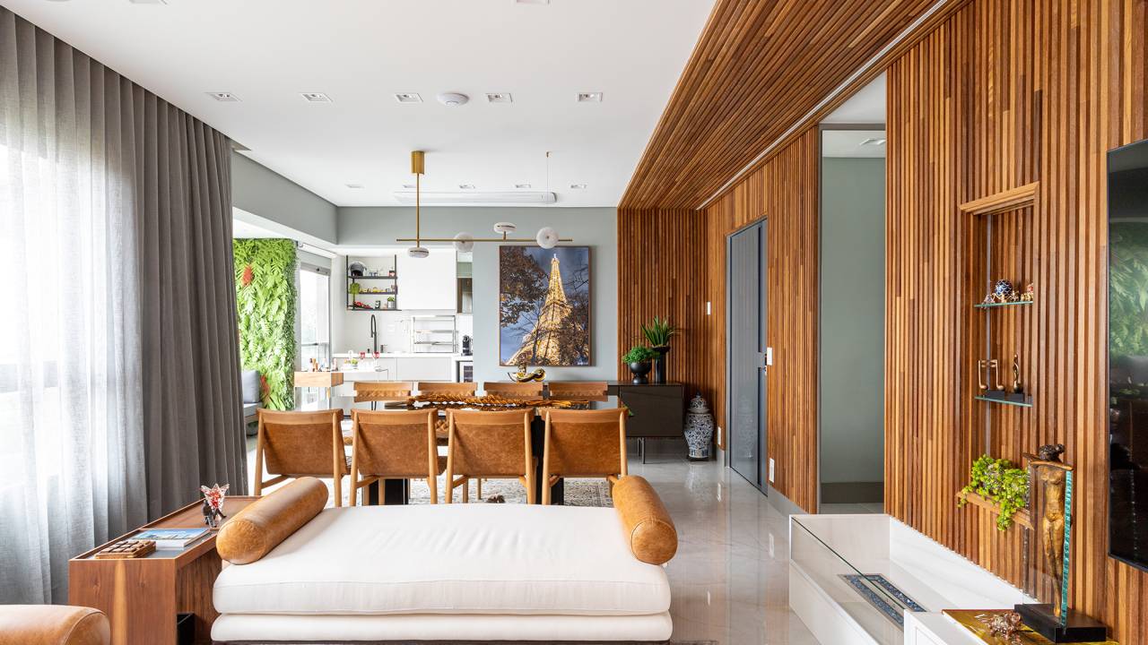 Pórticos madeira sala quarto apê 147 m2. Bruna Bittencourt decoracao apartamento sala jantar mesa cadeira luminaria tapete tv estar sofa