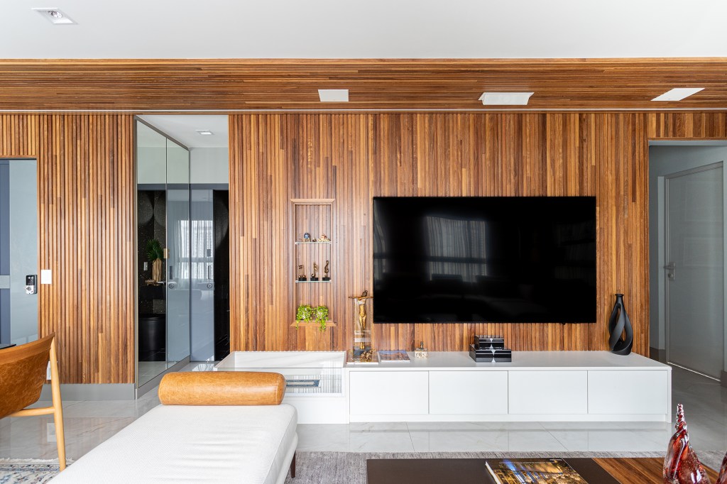 Pórticos madeira sala quarto apê 147 m2. Bruna Bittencourt decoracao apartamento sala estar tv sofa aparador tapete