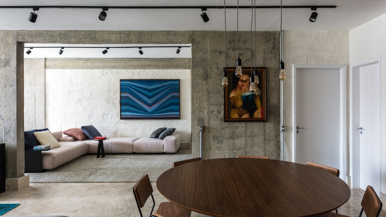 Projeto apê 210 m2 Conjunto Nacional resgata origem arquitetônica Navarro Arquitetura sala concreto quadro sofa luminaria mesa jantar sofa cadeira