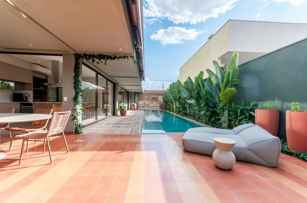 Projeto casa 357 m2 madeira materiais naturais Paiva e Passarini Arquitetura decoracao jardim varanda piscina area externa