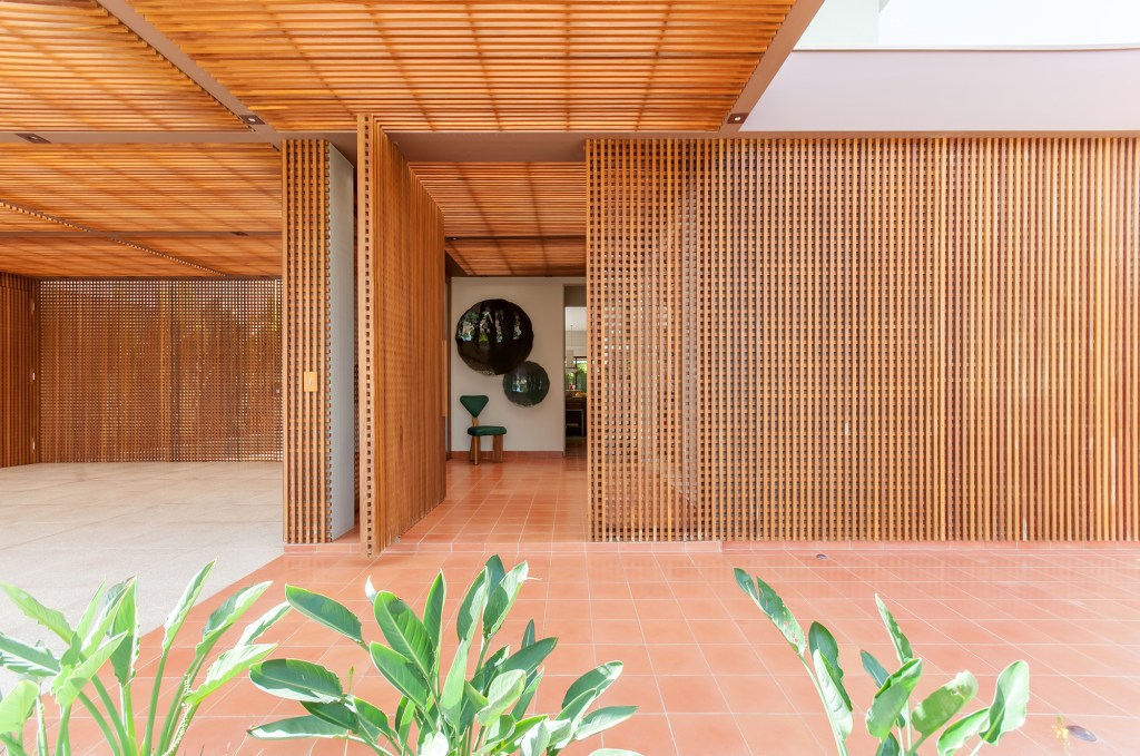 Projeto casa 357 m2 madeira materiais naturais Paiva e Passarini Arquitetura decoracao hall cadeira muxarabi entrada