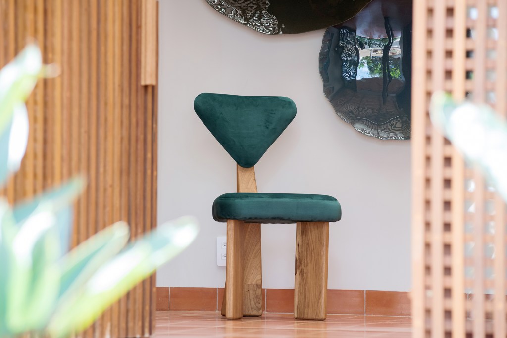 Projeto casa 357 m2 madeira materiais naturais Paiva e Passarini Arquitetura decoracao hall cadeira muxarabi