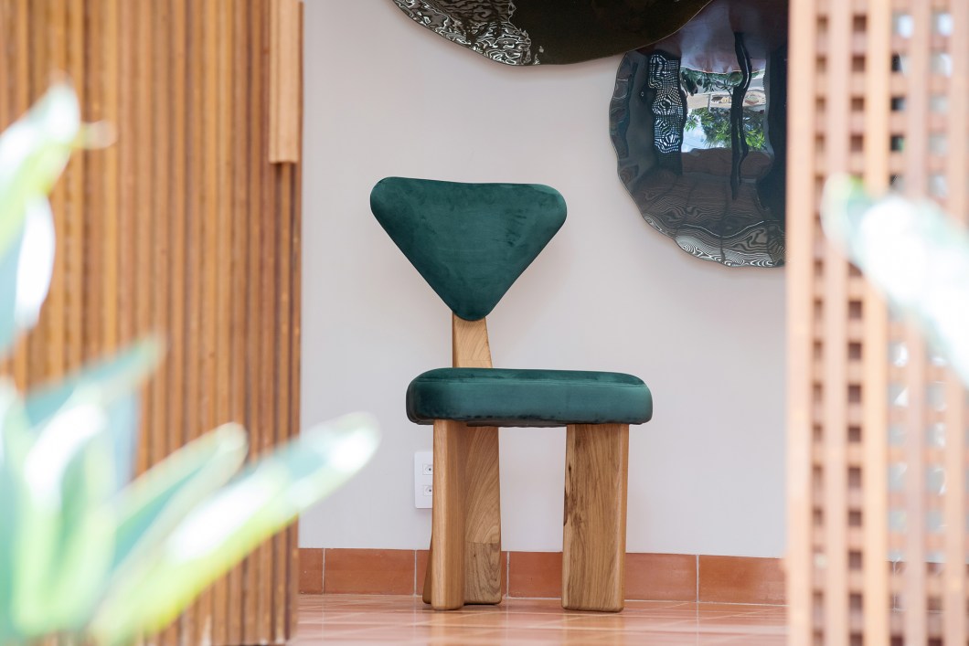 Desde a entrada, a cadeira Girafa é um sinal que fortalece a brasilidade do décor que permeia o projeto de interiores. A composição com as esculturas de vidros enfatiza a personalidade do projeto executado pelas arquitetas Vanessa Paiva e Claudia Passarini.