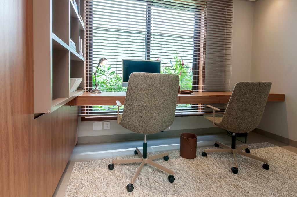 Projeto casa 357 m2 madeira materiais naturais Paiva e Passarini Arquitetura decoracao home office mesa cadeira tapete
