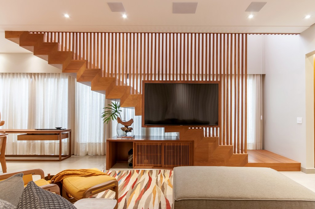Projeto casa 357 m2 madeira materiais naturais Paiva e Passarini Arquitetura decoracao sala escada madeira sofa mesa cortina