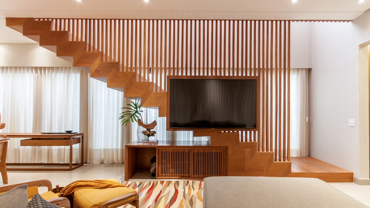 Projeto casa 357 m2 madeira materiais naturais Paiva e Passarini Arquitetura decoracao sala escada madeira sofa mesa cortina