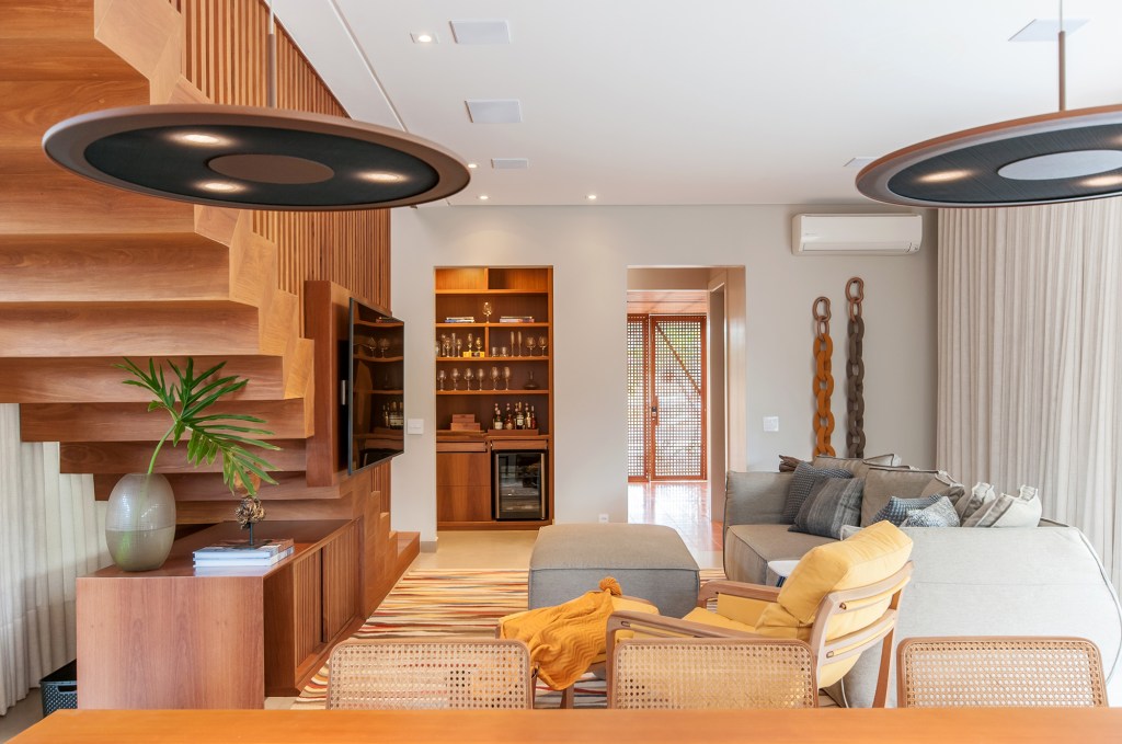 Projeto casa 357 m2 madeira materiais naturais Paiva e Passarini Arquitetura decoracao sala escada madeira sofa mesa adega