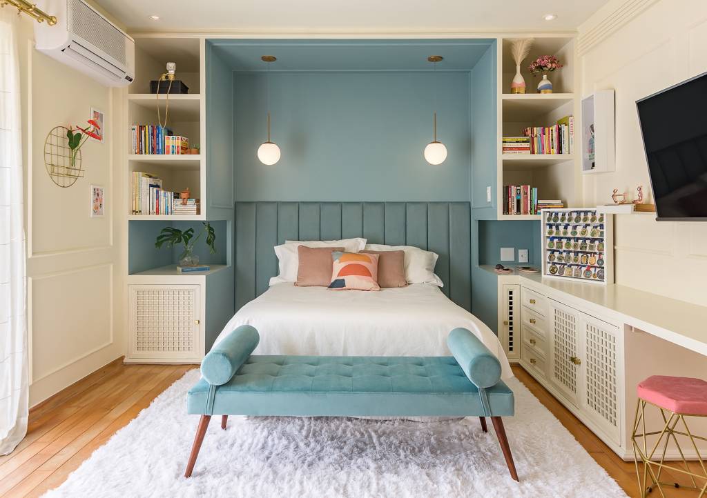 Quarto ganha ar déco com pórtico de marcenaria e boiseries de EVA