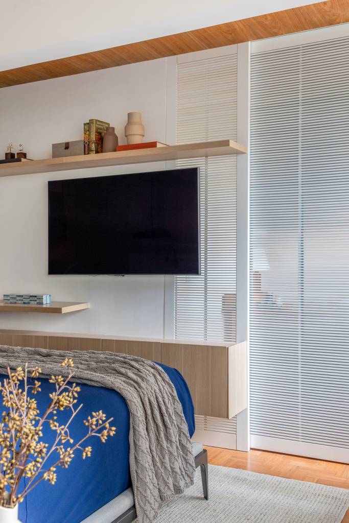 Quarto com painel para tv.