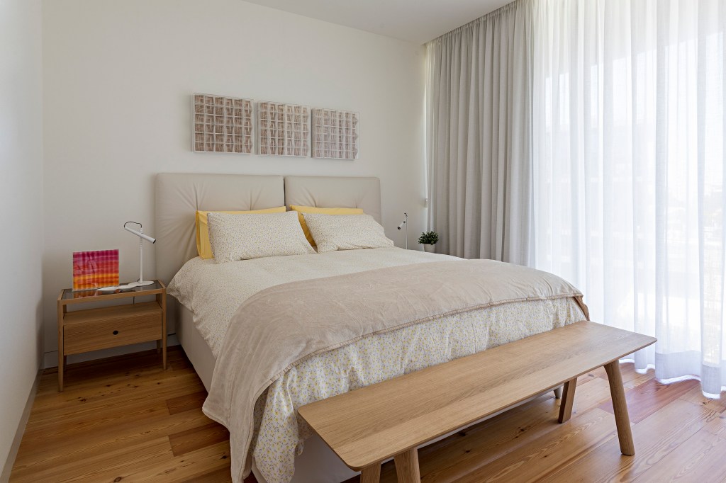 Sala pé-direito duplo integrada varanda apê Portugal Andrea Chicharo decoracao quarto cama cortina mesa banco quadro