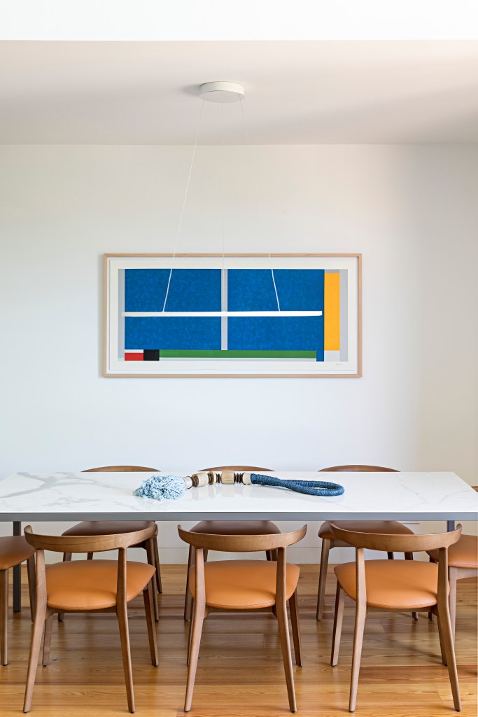 Sala pé-direito duplo integrada varanda apê Portugal Andrea Chicharo decoracao jantar mesa cadeira quadro
