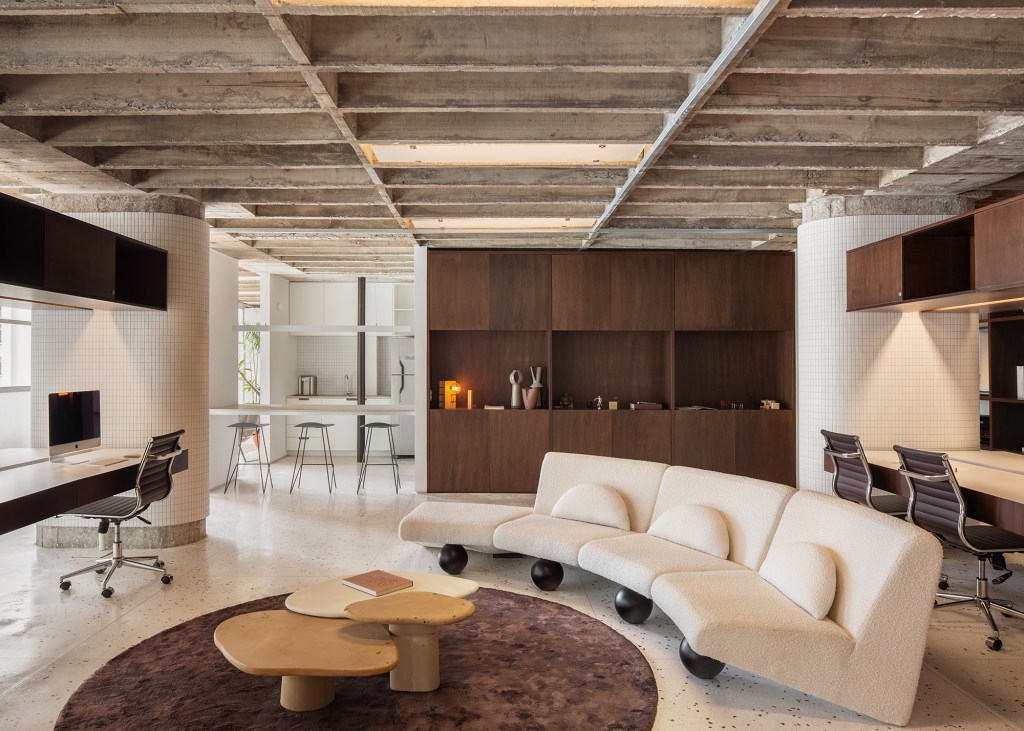 Vaga Arquitetura revitaliza imóvel centro São Paulo abrigar sede arquitetura retrofit escritório mesa cadeira estante tapete mesa