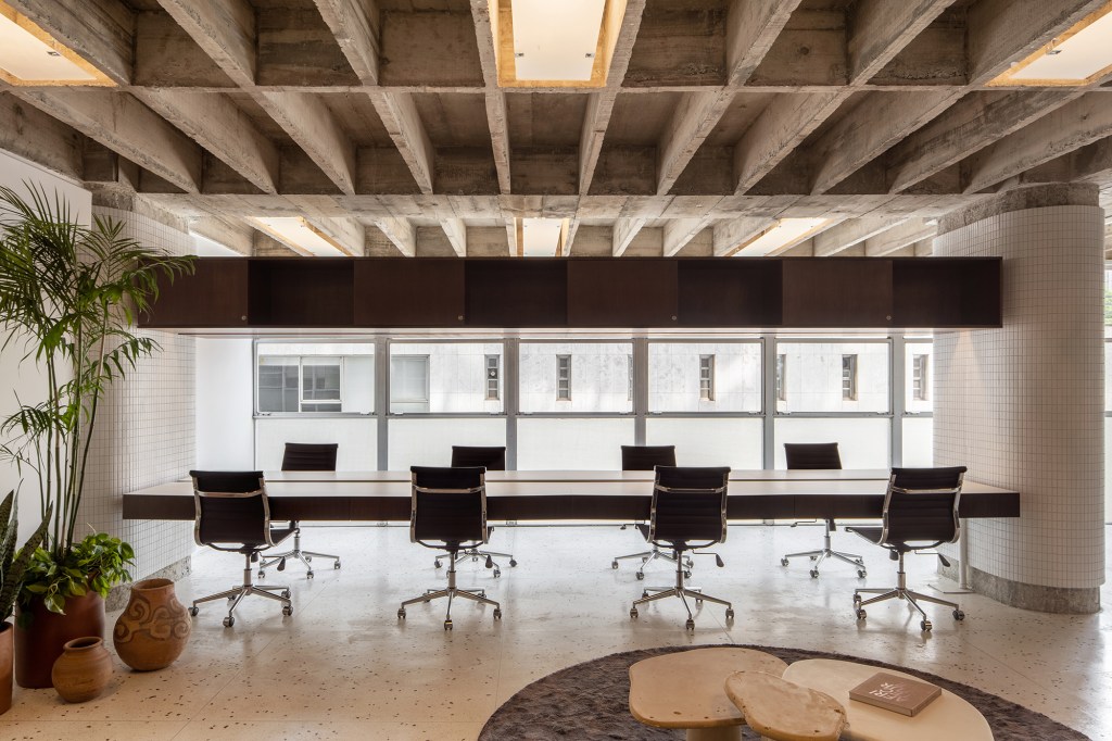 Vaga Arquitetura revitaliza imóvel centro São Paulo abrigar sede arquitetura retrofit escritório mesa cadeira tapete mesa