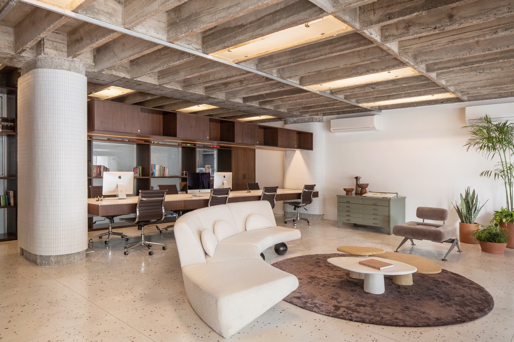 Vaga Arquitetura revitaliza imóvel centro São Paulo abrigar sede arquitetura retrofit escritório mesa cadeira estante tapete mesa