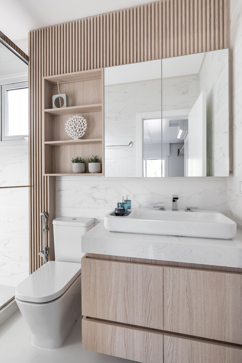 Banheiros pequenos, agradáveis e aconchegantes