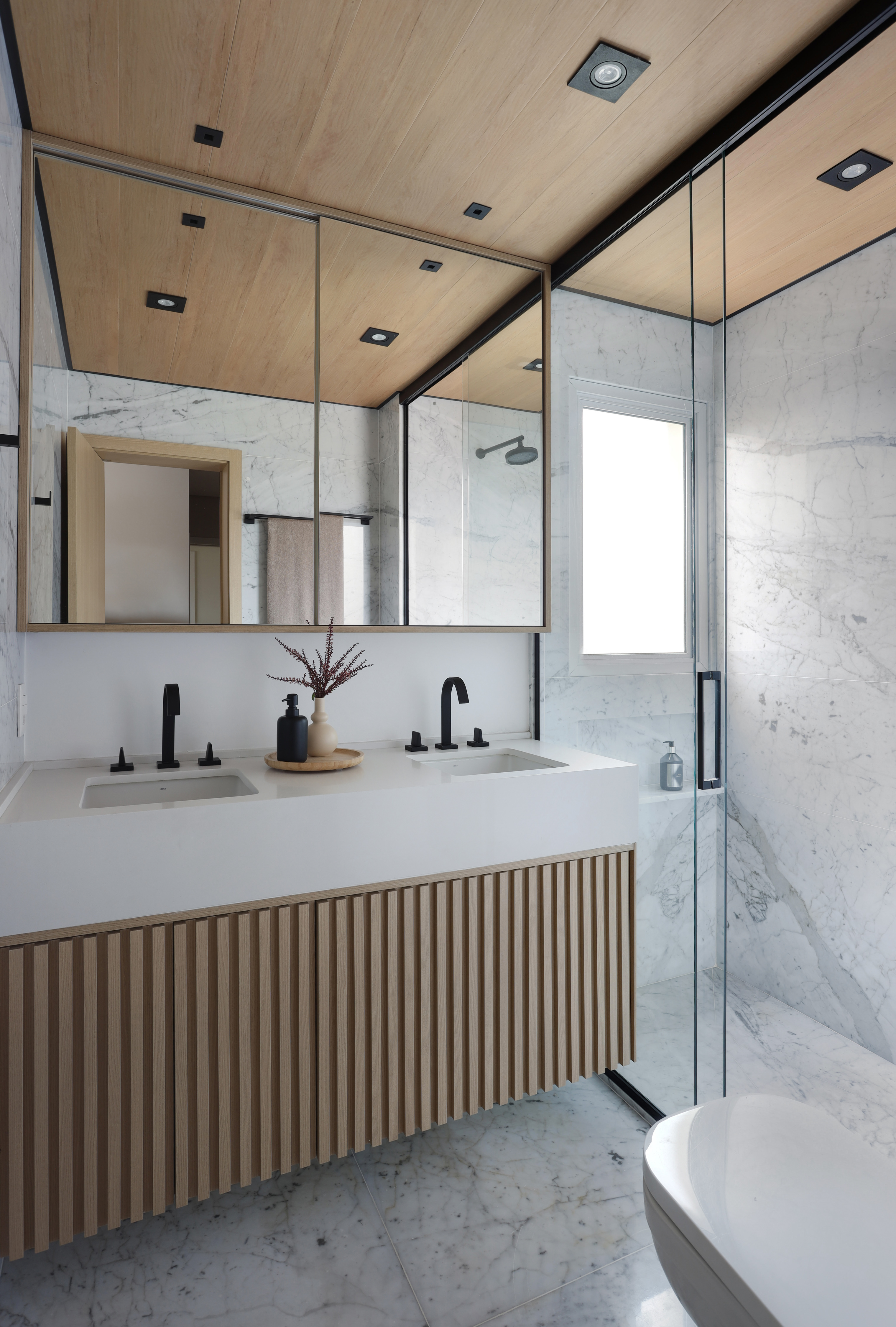 Wabi-sabi décor apartamento 126 m² Barbara Dundes decoração ape cores neutras banheiro ripado madeira espelho