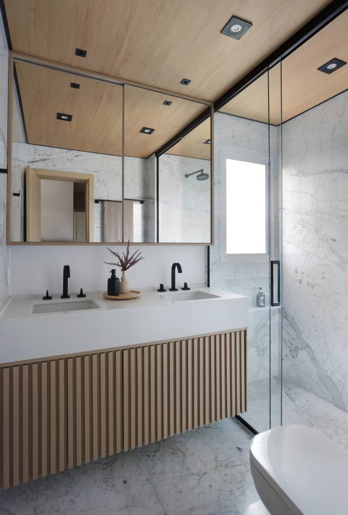 Wabi-sabi décor apartamento 126 m² Barbara Dundes decoração ape cores neutras banheiro ripado madeira espelho