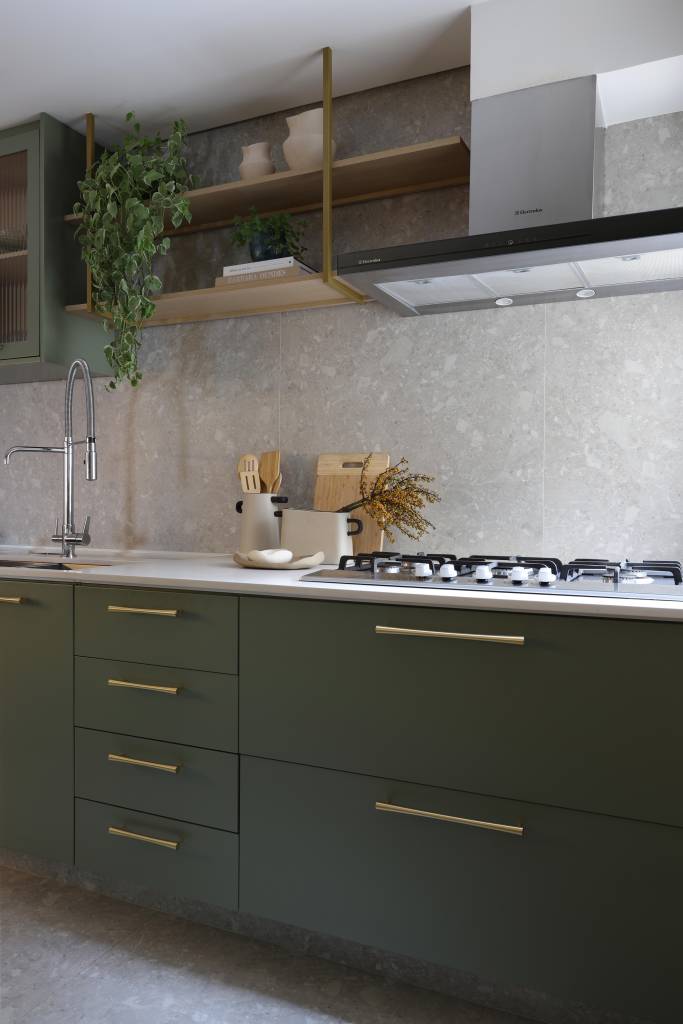 Wabi-sabi décor apartamento 126 m² Barbara Dundes decoração ape cores neutras cozinha armario verde prateleira torneira