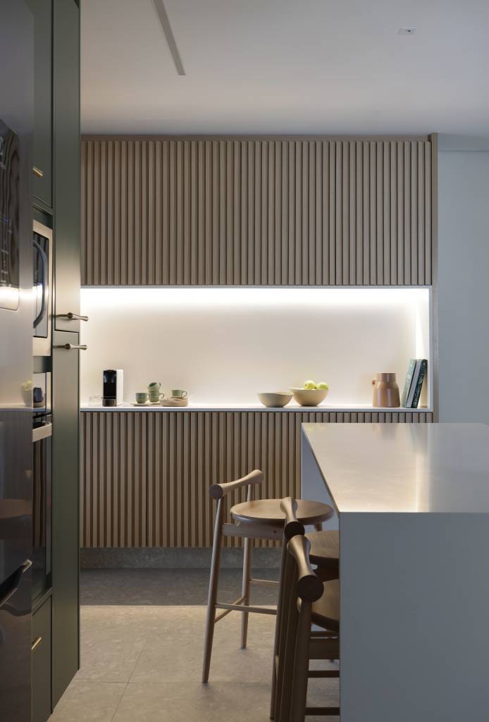 Wabi-sabi décor apartamento 126 m² Barbara Dundes decoração ape cores neutras cozinha bancada armario verde banco ripado