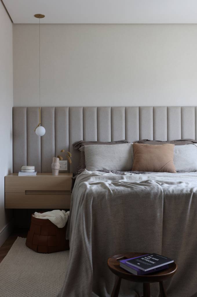 Wabi-sabi décor apartamento 126 m² Barbara Dundes decoração ape cores neutras quarto suite cama cabeceira tecido tapete