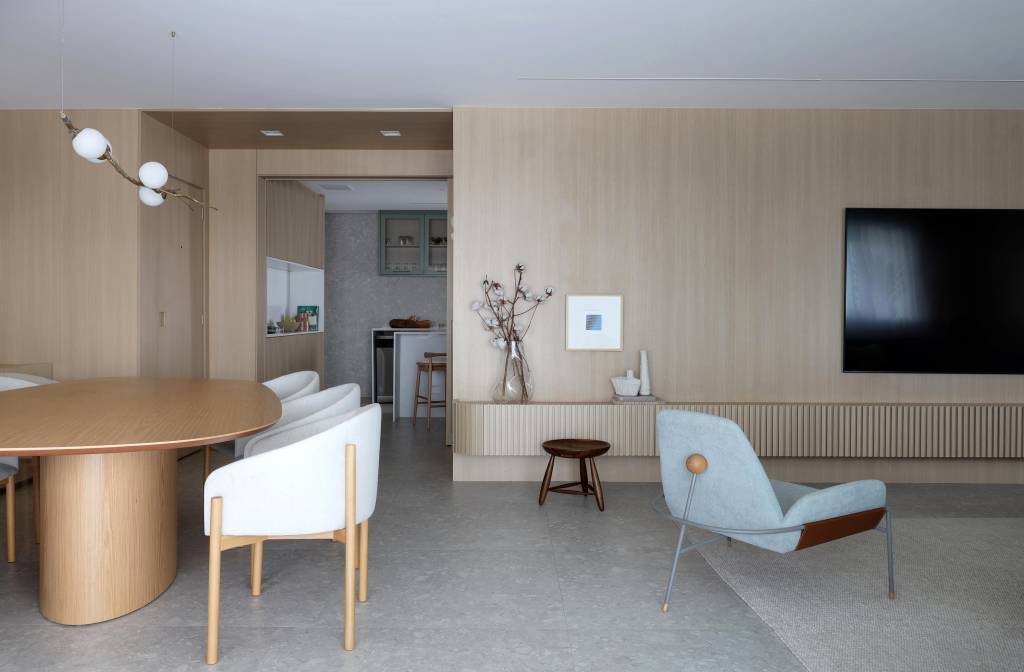 wabi-sabi-norteia-decor-apartamento-126-m2-barbara-dundes-credito-marco-antonio-sala (17) Wabi-sabi décor apartamento 126 m² Barbara Dundes decoração ape cores neutras sala estar quadro poltrona madeira banco tv jantar mesa