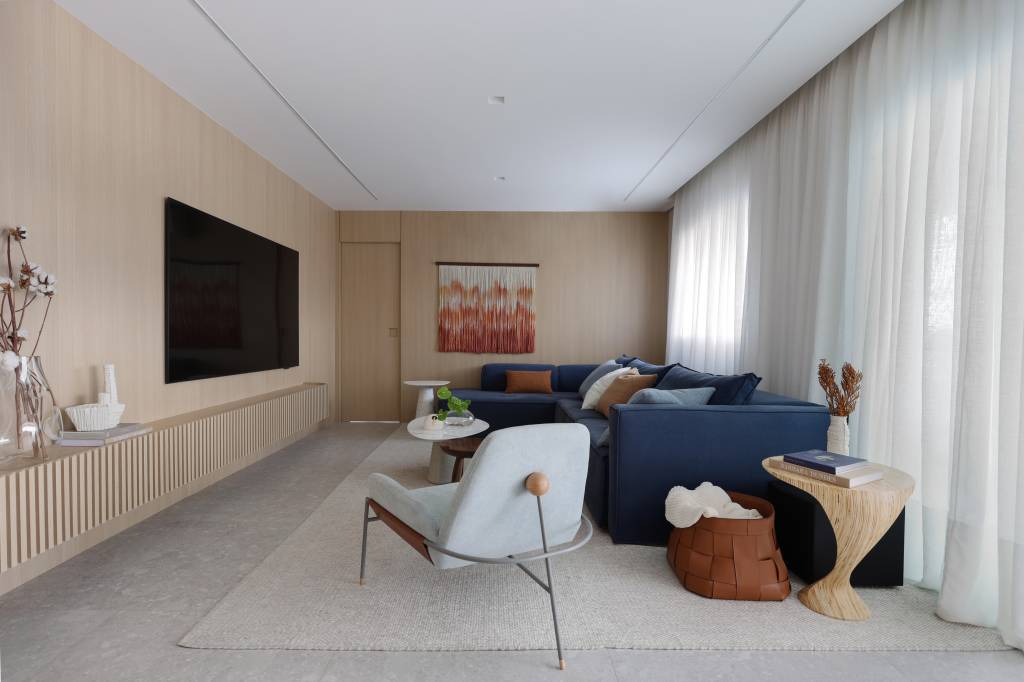 Wabi-sabi décor apartamento 126 m² Barbara Dundes decoração ape cores neutras sala estar quadro sofa mesa tapete tv