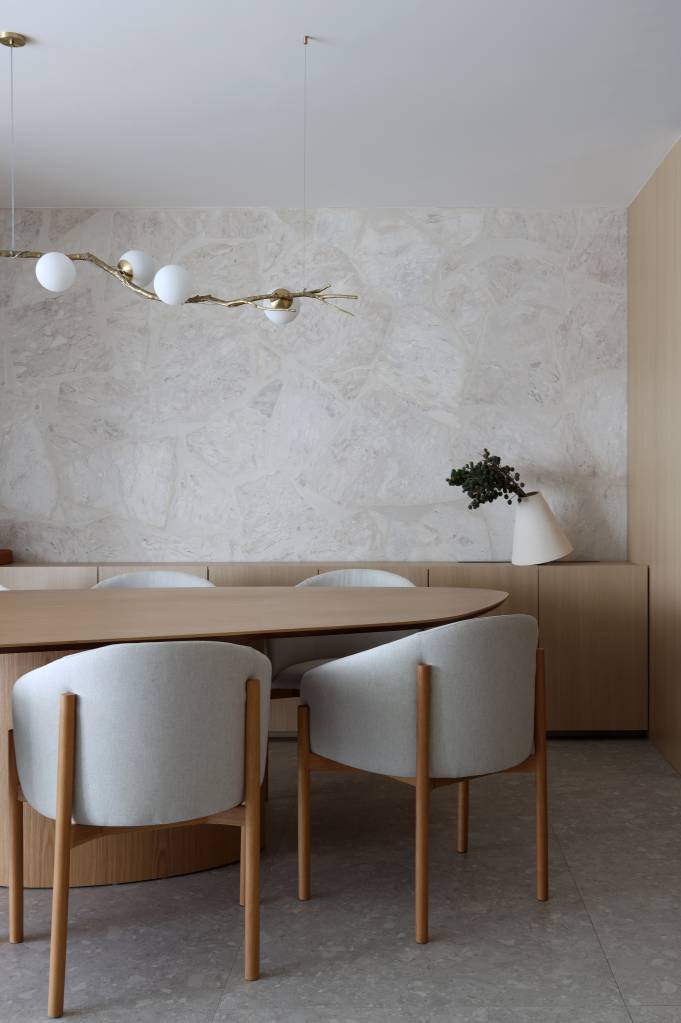 Wabi-sabi décor apartamento 126 m² Barbara Dundes decoração ape cores neutras sala jantar mesa cadeira luminaria