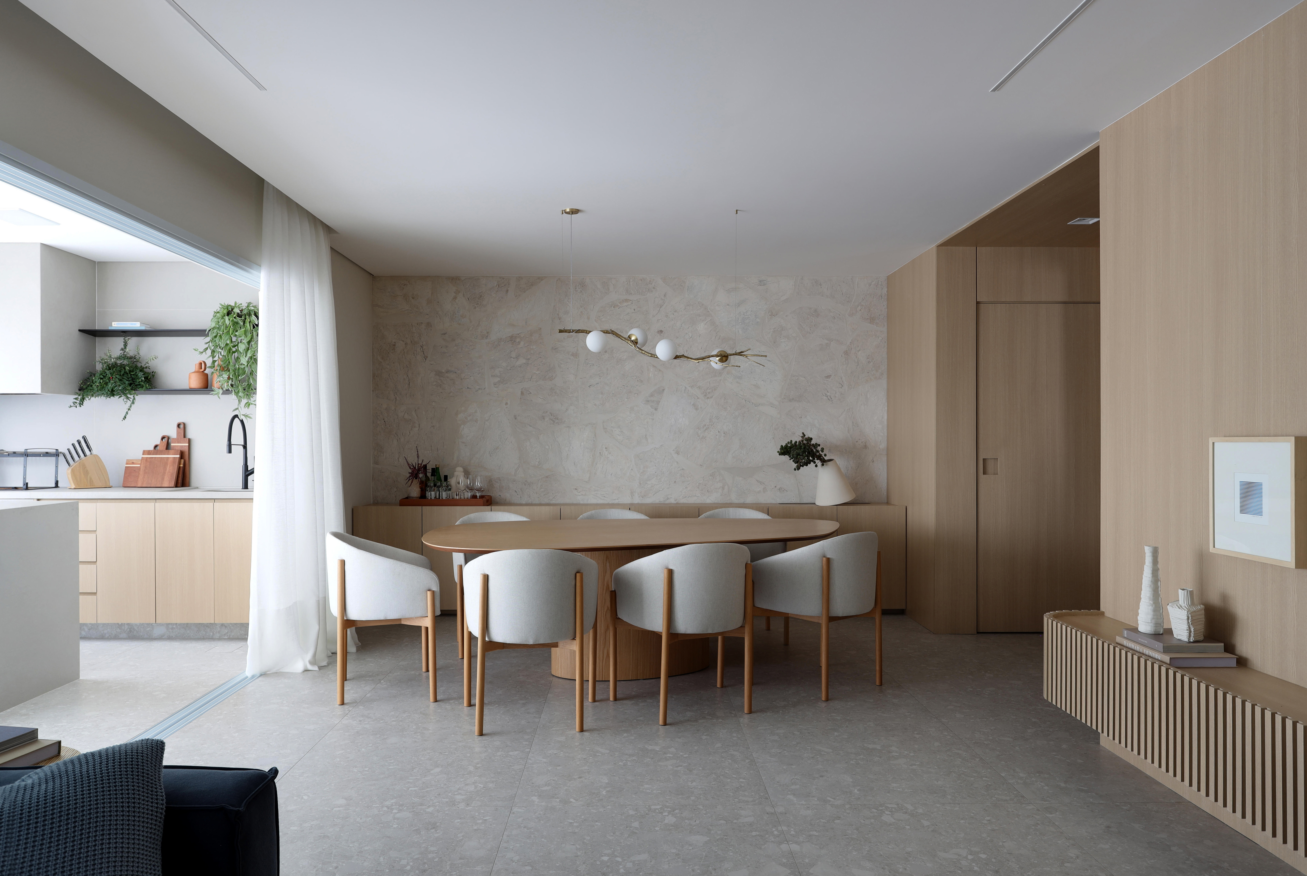 Wabi-sabi décor apartamento 126 m² Barbara Dundes decoração ape cores neutras varanda gourmet churrasqueira jantar mesa cadeira
