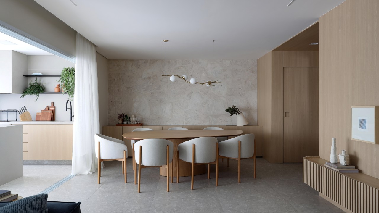 Wabi-sabi décor apartamento 126 m² Barbara Dundes decoração ape cores neutras varanda gourmet churrasqueira jantar mesa cadeira