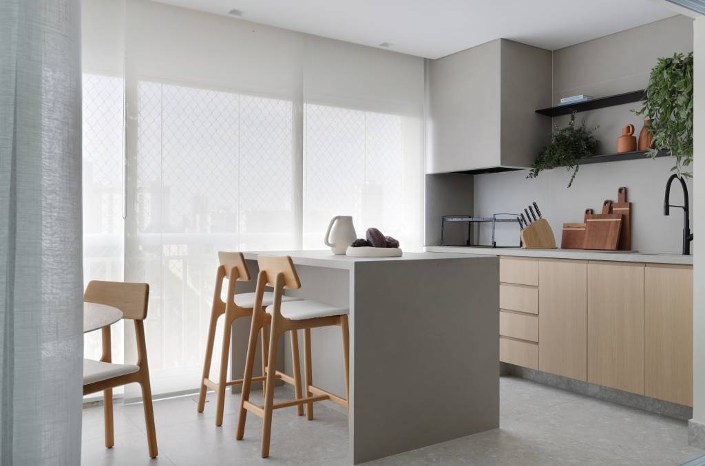 Wabi-sabi décor apartamento 126 m² Barbara Dundes decoração ape cores neutras varanda gourmet churrasqueira bancada banco