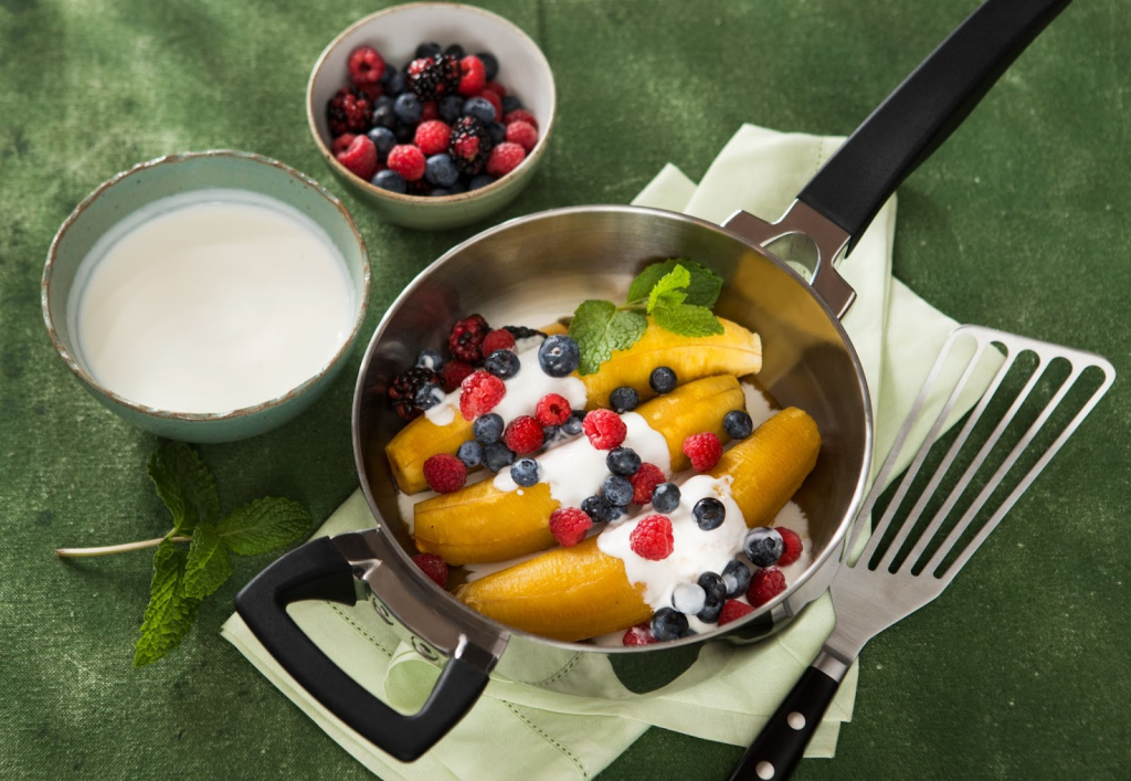 Banana da terra assada com iogurte e frutas vermelhas