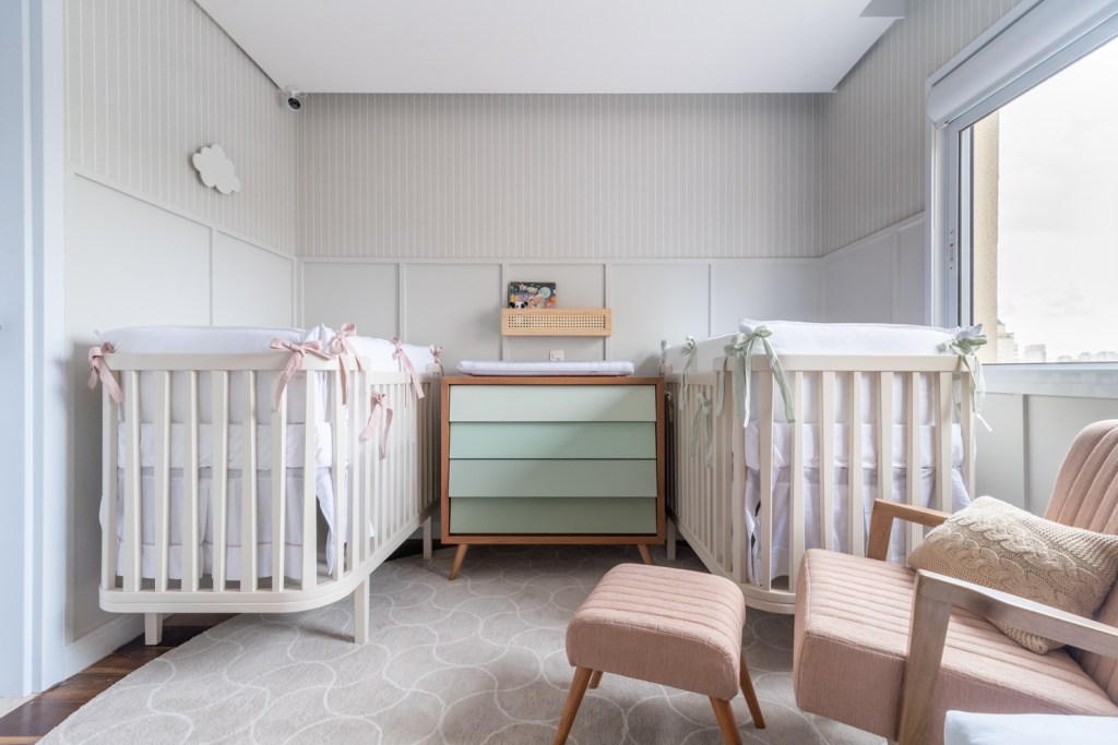 Apartamento 240 m2 família gêmeos dois meses Sabrina Salles decoração quarto bebe cama poltrona tapete luminaria berco