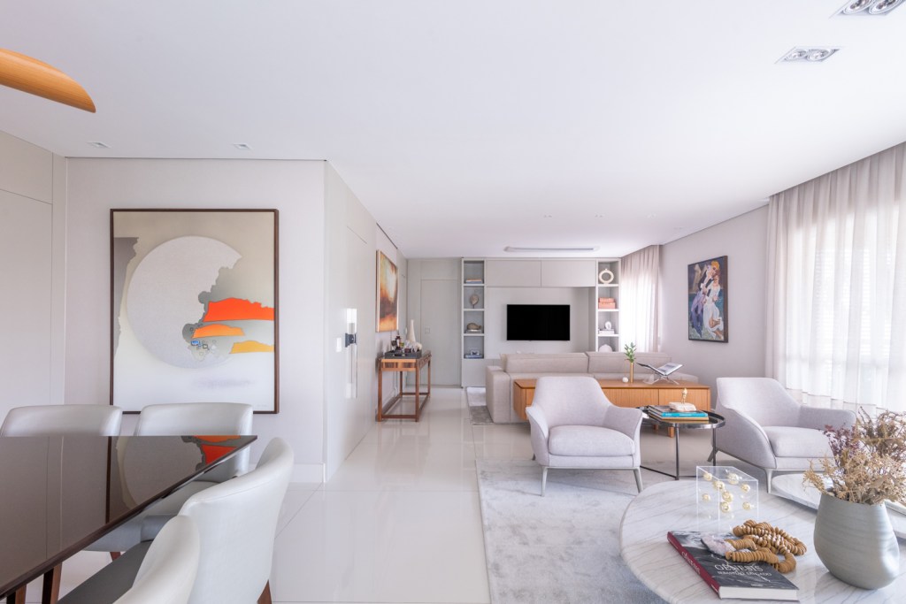 Apartamento 240 m2 família gêmeos dois meses Sabrina Salles decoração sala de estar com decor neutro sofa tapete tv jantar mesa