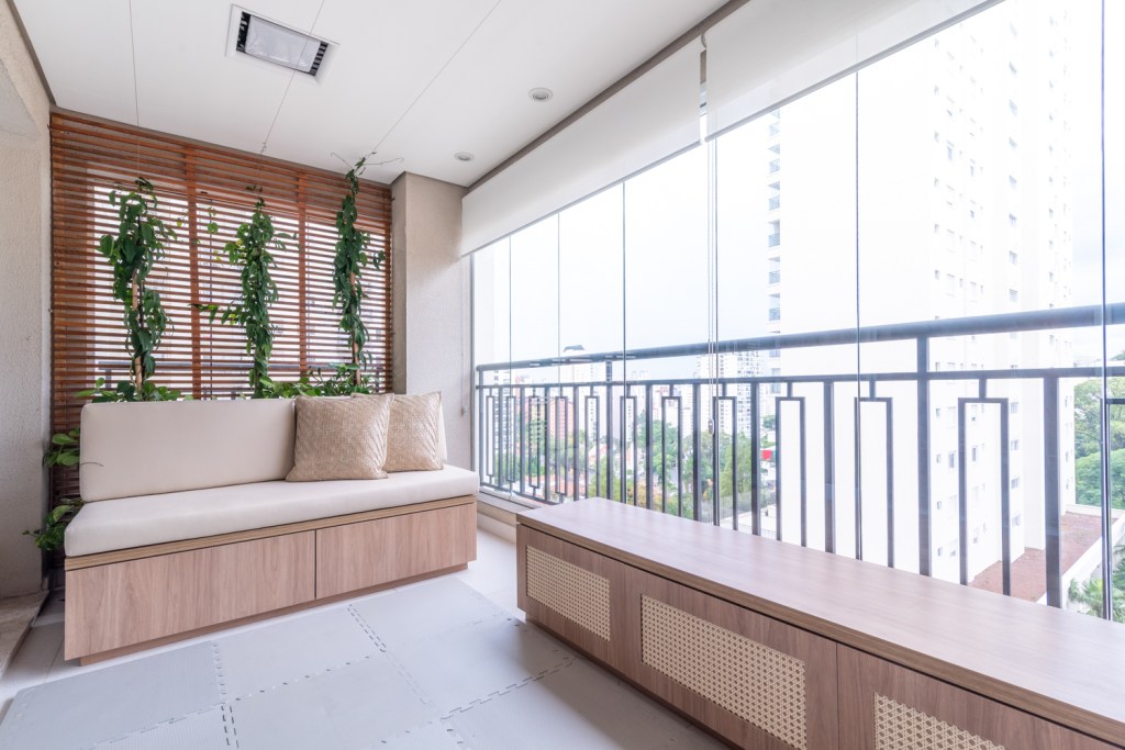 Apartamento 240 m2 família gêmeos dois meses Sabrina Salles decoração varanda jardim vertical banco sofa tapete