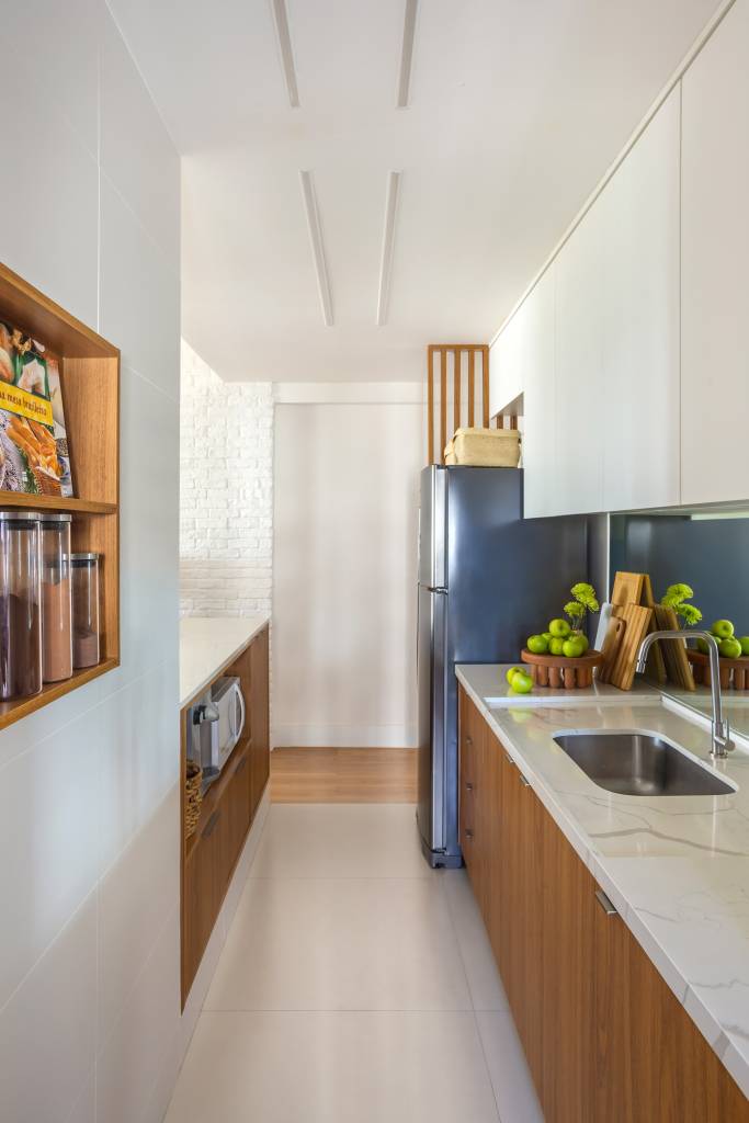 Apartamento 70 m2 três quartos quatro espaços home office A+G Arquitetura decoração cozinha backsplash armario corredor