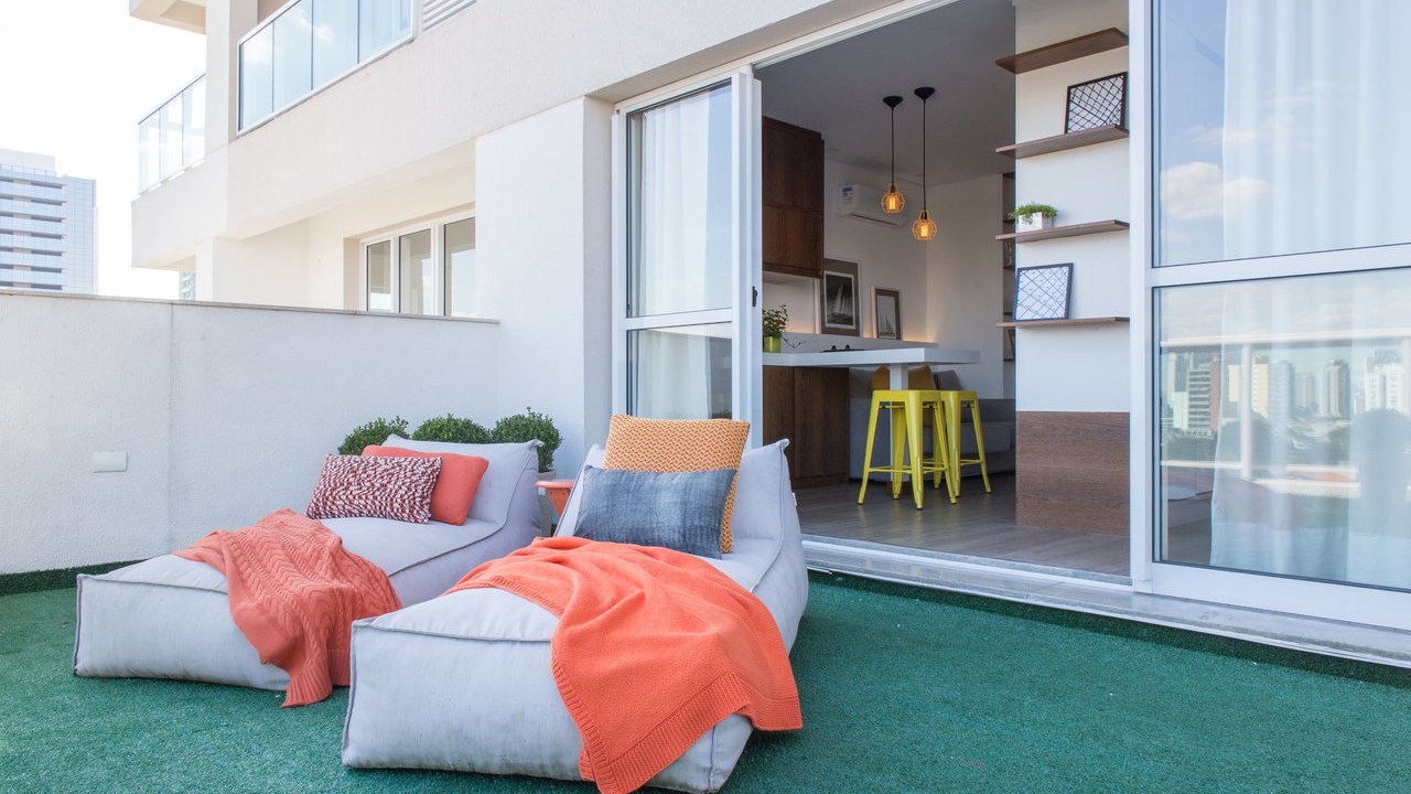 Apartamento garden 44 m2 varanda com grama sintética Inovando Arquitetura decoracao varanda pufe cozinha